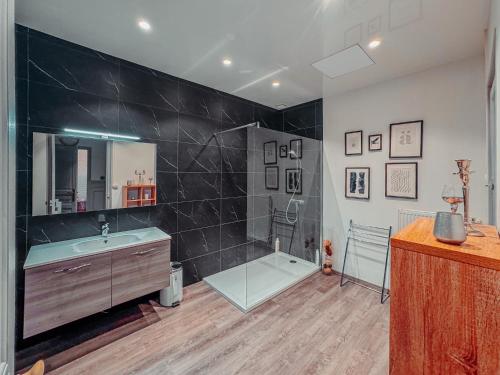a bathroom with a tub and a sink and a shower at Le Grand Rivage in Verdun-sur-Meuse