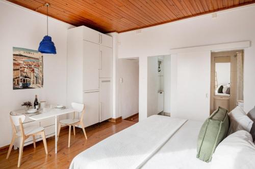Bright Studio with Open Views | Alfama