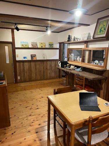 a room with a table with a laptop on it at かんぬしの宿 in Yamaguchi