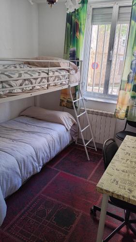 Habitación privada, luminosa y bien comunicada