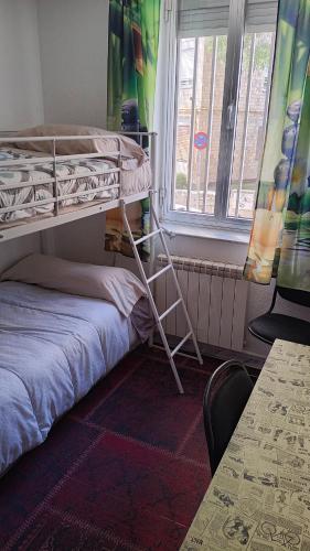 Habitación privada, luminosa y bien comunicada