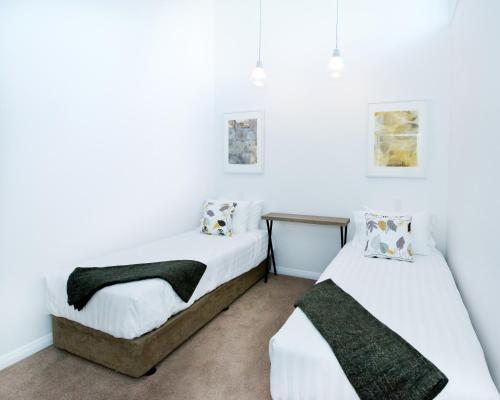 Un pat sau paturi într-o cameră la Loxton Courthouse Apartments