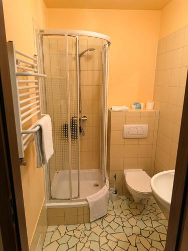 a bathroom with a shower and a toilet at Motel Pieprzyk in Kołobrzeg