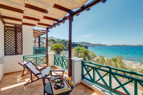 ein Balkon mit Meerblick in der Unterkunft Brazzera Hotel in Finikas