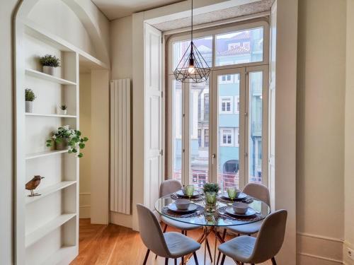 Inspiring City Center 1 BR Apartment with a View