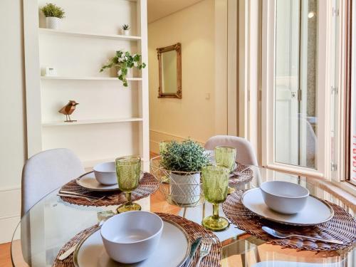 Inspiring City Center 1 BR Apartment with a View