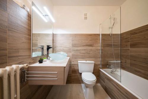 Charming apartment in the heart of the city center AC