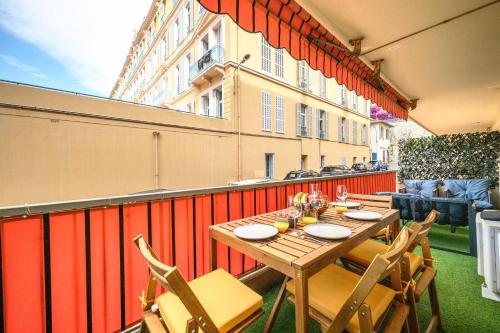 Charming apartment in the heart of the city center AC