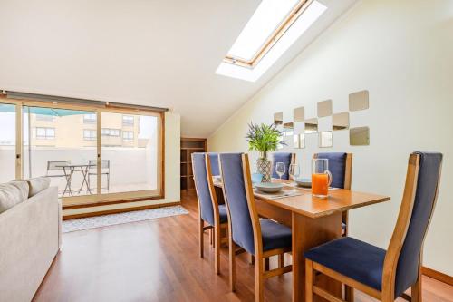 a dining room with a table and chairs at Top Floor Retreat in Espinho in Espinho