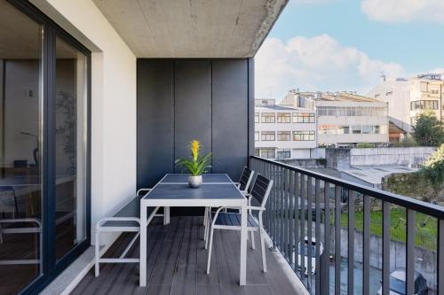 Bright Apartment with Balcony & Parking | Bonfim