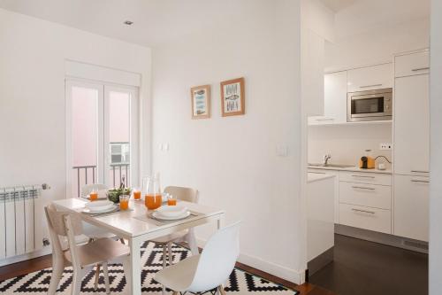 Bright 2BR Terrace in Estrela