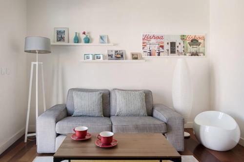 Bright 2BR Terrace in Estrela
