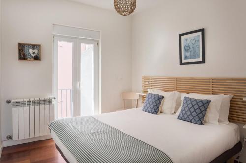 Bright 2BR Terrace in Estrela