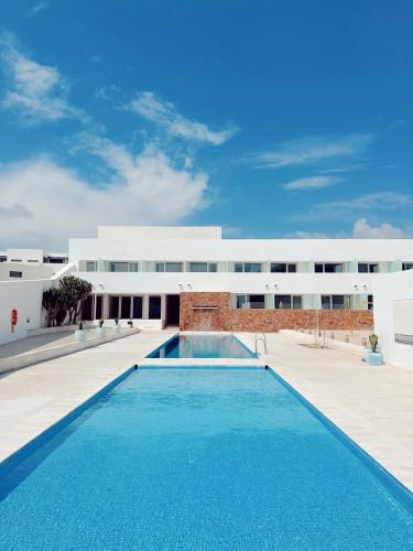 a swimming pool in front of a building at Las Negras Olivencia Natural in Las Negras