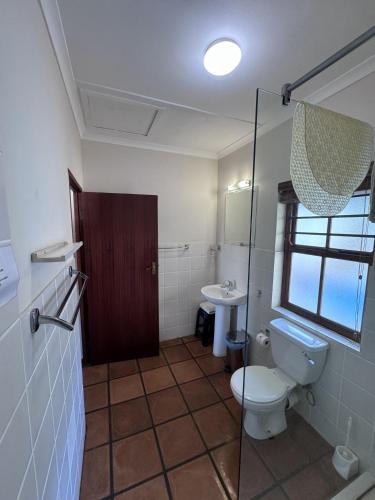 a bathroom with a toilet and a sink at Aant Dorpseind in Vanrhynsdorp