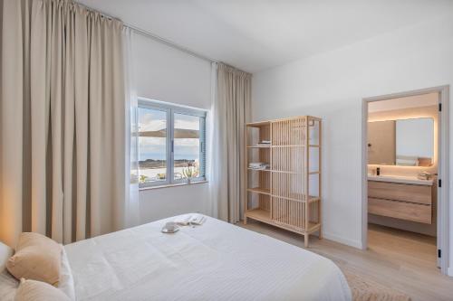 a bedroom with a bed and a view of the ocean at Glück House In Las Norias in Las Manchas