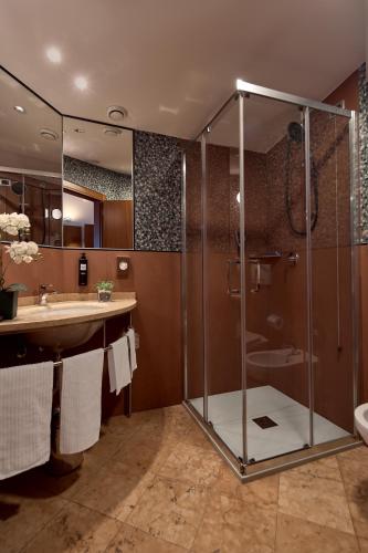 ein Badezimmer mit Dusche und Waschbecken in der Unterkunft Best Western Hotel Fiera Verona in Verona