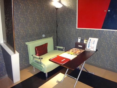 a room with a table and a chair and a desk at Utility Hotel Coo in Yokoshibahikari
