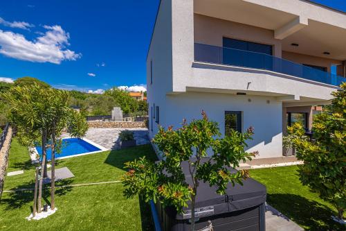 Holiday house VILLA PATRICK with pool, jacuzzi and sauna