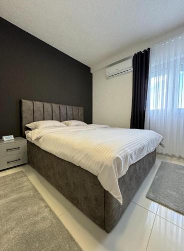 a bedroom with a large bed with a window at Reaal Apartaments 1 in Mazgit