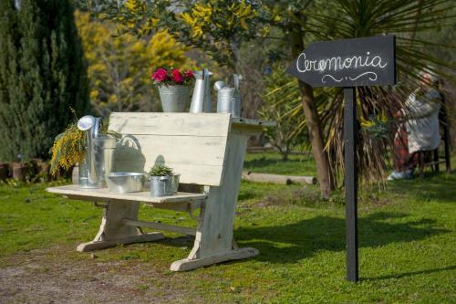 a sign in the grass next to a table with pots and pans at Cabañas Puente Negro in Puente Negro