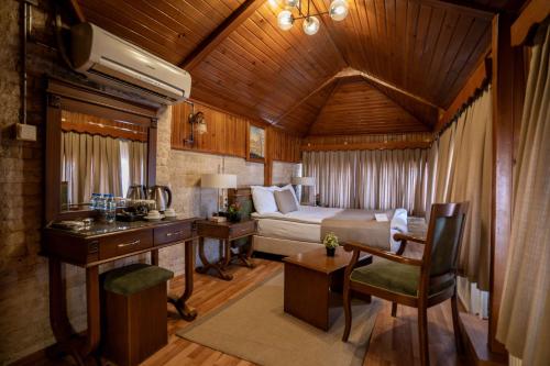 a bedroom with a bed and a desk in a room at Zeynep Hanim Konagi in Gaziantep