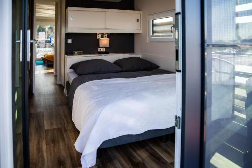a bedroom with a large bed in a house at Floatinghouse Grasshopper in Klitten