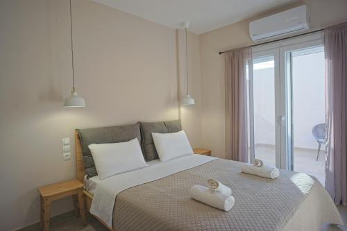 sypialnia z łóżkiem i dwoma ręcznikami na nim w obiekcie Lobelia Homes w Kanalionie