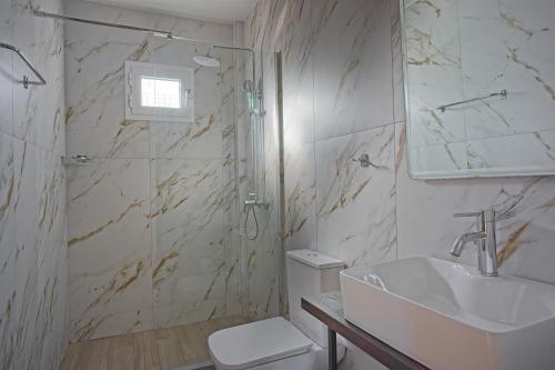 łazienka z umywalką, toaletą i prysznicem w obiekcie Lobelia Homes w Kanalionie