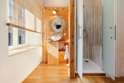 a bathroom with a sink and a mirror at Ma Bégude in Rieutord