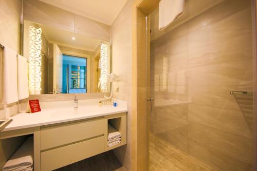 un bagno con lavandino e doccia di Horus Paradise Resort - Ultra All Inclusive a Side