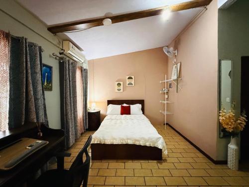 a bedroom with a bed and a piano in a room at Quepos Prime in Quepos