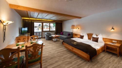 a hotel room with a bed and a living room at Appartementhaus Leitner in Ehrwald