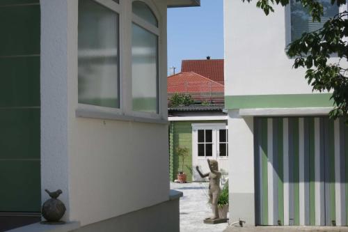 a view from the outside of a house with a window at Ferien-Apartment Beller in Strullendorf