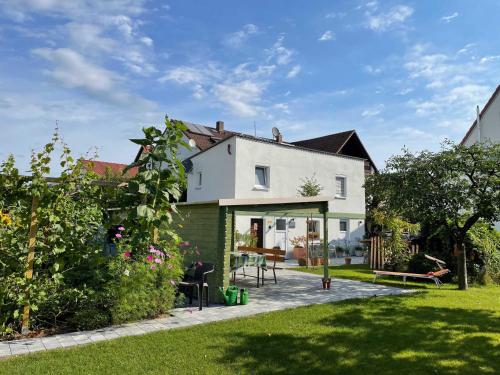 an extension to a house with a garden at Ferien-Apartment Beller in Strullendorf