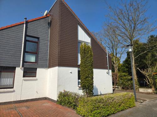 a house with a brown and white at Nr 64 - Ferienhaus Krabbe 12 in Carolinensiel