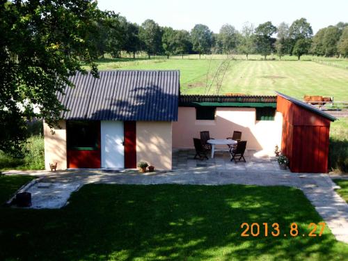 a small house with a patio and a table at Ferienwohnung Verdenhalven in Horst