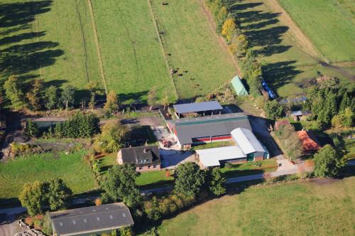 an aerial view of a house in a field at Ferienwohnung Verdenhalven in Horst