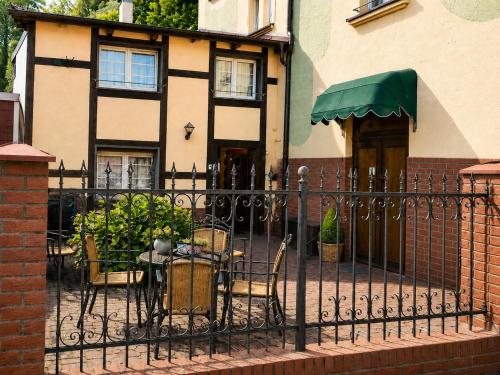 a wrought iron fence in front of a house at Komfortable Ferienwohnung 2x Schlafzimmer, Sauna zubuchbar, Parkplatz & Top Lage in Bad Muskau in Bad Muskau