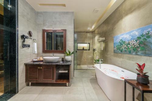 a bathroom with a tub and a sink at Latauli Sanctuary in Upardāng Garhi