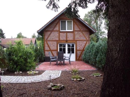 a small house with a table and chairs in a yard at Ferienwohnung Buschmühle Schlepzig in Schlepzig