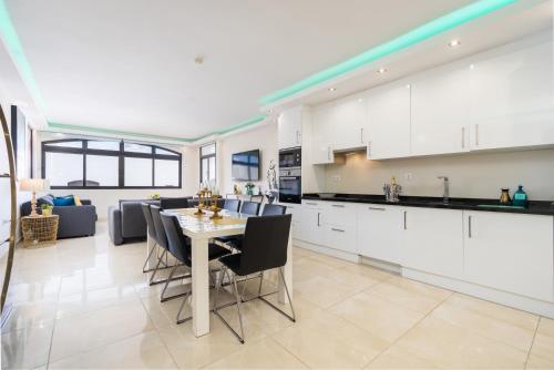 MARBELLA HOME RENTALS - Beachfront Luxury Apartment, 5BR Playas del Duque