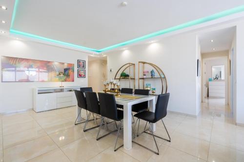 MARBELLA HOME RENTALS - Beachfront Luxury Apartment, 5BR Playas del Duque
