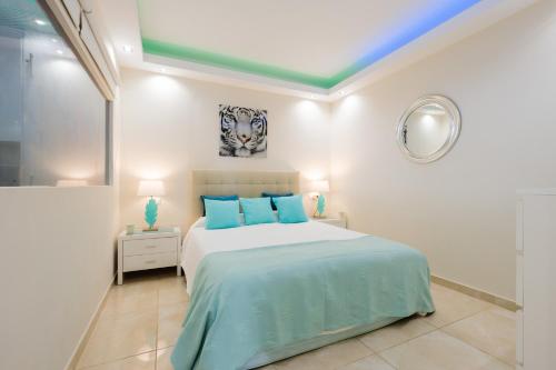 MARBELLA HOME RENTALS - Beachfront Luxury Apartment, 5BR Playas del Duque