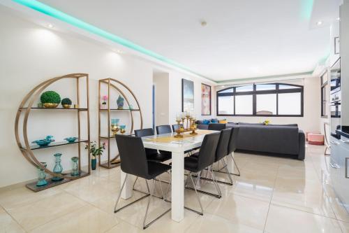 MARBELLA HOME RENTALS - Beachfront Luxury Apartment, 5BR Playas del Duque