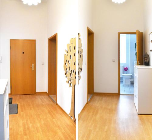 a room with a tree in the middle of it at GUWO Gästewohnung Straupitzstraße 12 in Guben