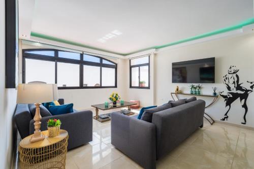 MARBELLA HOME RENTALS - Beachfront Luxury Apartment, 5BR Playas del Duque