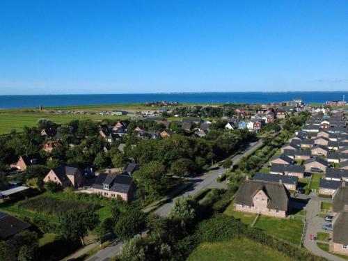 an aerial view of a small town with houses and the ocean at Moderne Doppelhaushälfte - perfekt zu zweit in Dagebüll