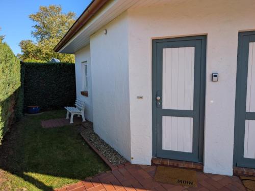 a door of a house with a bench next to it at Torfzeit in Worpswede