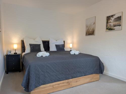 a bedroom with a bed with two towels on it at Torfzeit in Worpswede